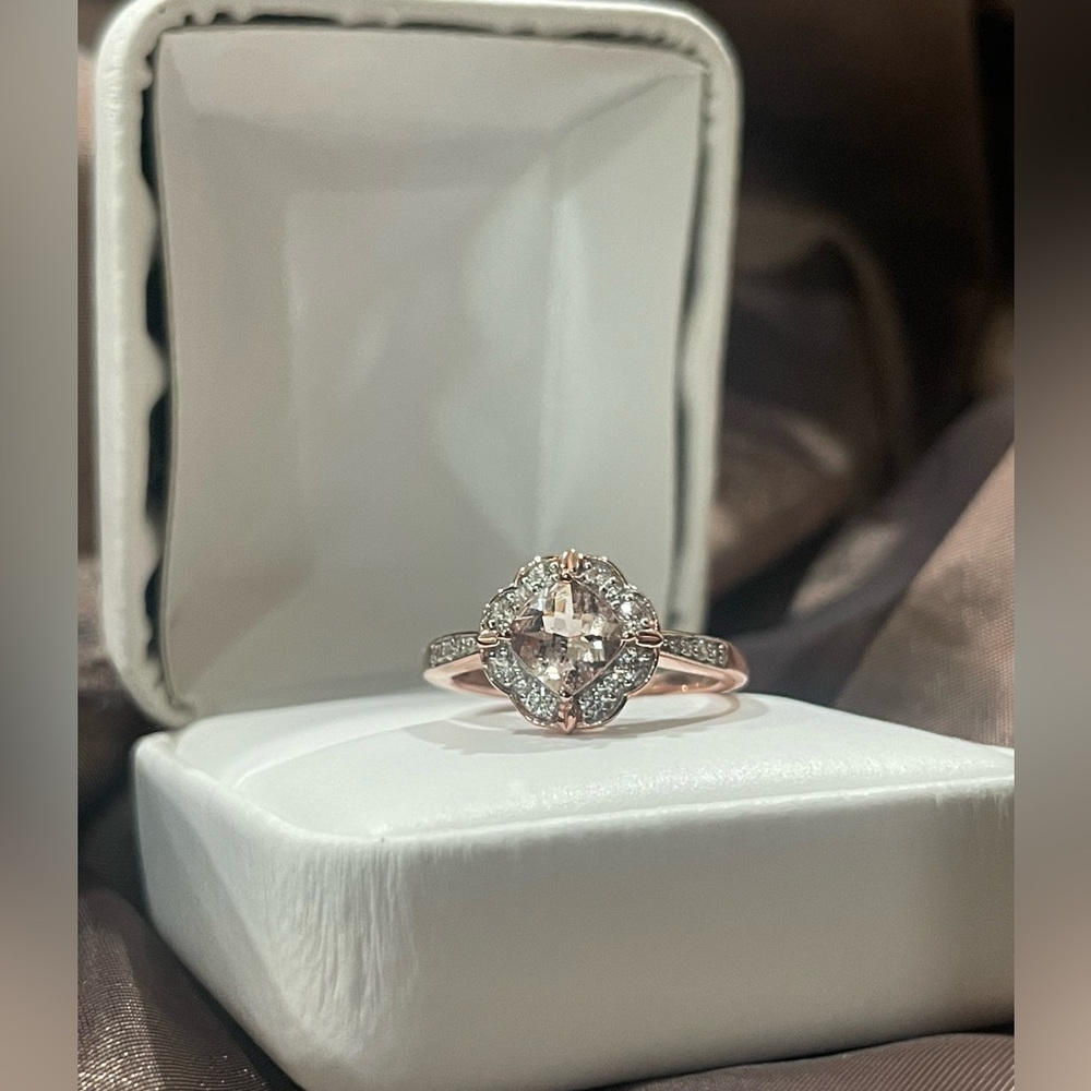 New in box Gorgeous Cushion cut natural morganite ring
